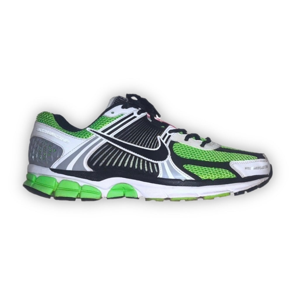NIKE Air Zoom Vomero 5