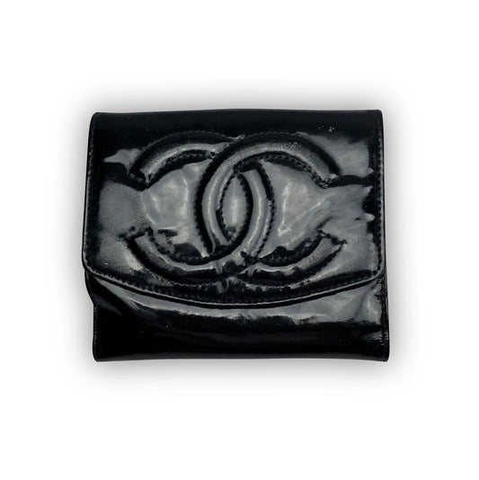 Vintage CHANEL shiny leather wallet