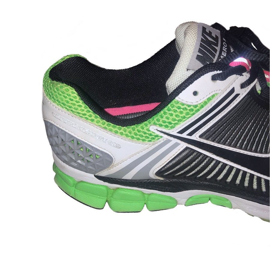 NIKE Air Zoom Vomero 5