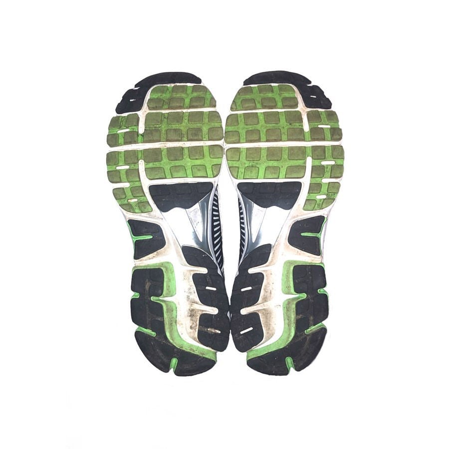 NIKE Air Zoom Vomero 5